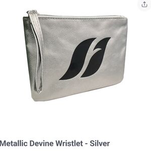 Farmasi Metallic Silver Wristlet. Lined. New Without Tags.